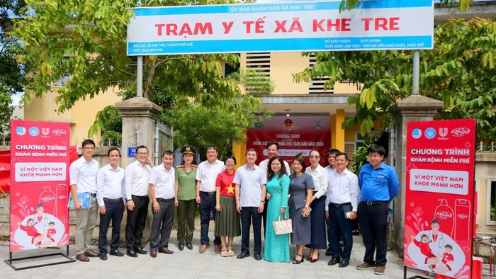 Các đại biểu chụp ảnh lưu niệm tại Trạm Y tế xã Khe Tre (Tp. Huế)