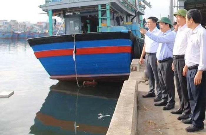  Phó Chủ tịch Thường trực UBND tỉnh Gia Lai Nguyễn Tuấn Thanh kiểm tra hiện trường vụ cháy tàu cá.