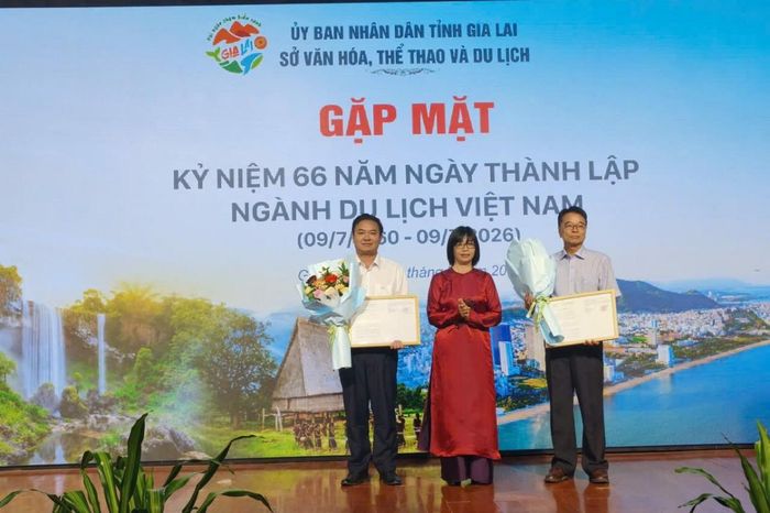 Bà Nguyễn Thị Thanh Lịch, Phó Chủ tịch UBND tỉnh Gia Lai trao quyết định công nhận điểm du lịch Vườn Quốc gia Kon Ka Kinh và điểm du lịch Yuragi Chaya Quy Nhơn.