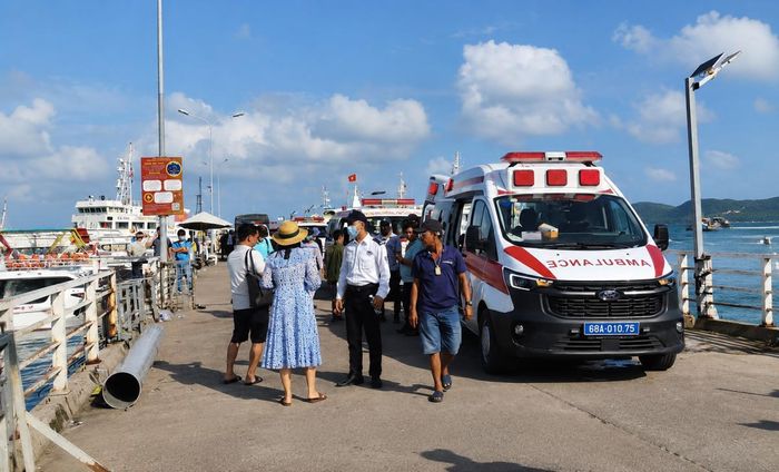  Lực lượng chức năng triển khai cứu hộ sau vụ lật ca nô chở đoàn khách Ấn Độ tại Phú Quốc. Ảnh: CTV 