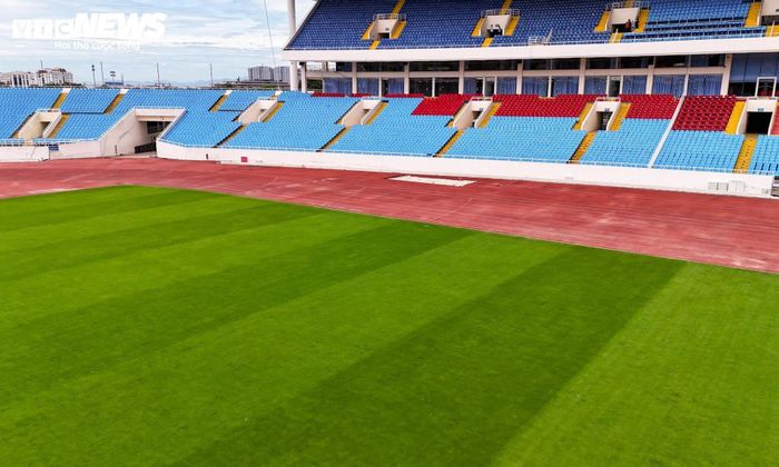 Đầu tháng 5 năm nay, ban quản lý sân bắt đầu triển khai việc cải tạo toàn bộ mặt cỏ. Điểm đáng chú ý là đơn vị thi công lựa chọn giống cỏ Zeon Zoysia nhập khẩu để thay thế lớp cỏ cũ. Đây là loại cỏ đang được sử dụng tại sân Old Trafford, sân nhà của CLB Manchester United, đồng thời xuất hiện ở nhiều sân vận động và sân golf chuyên nghiệp trên thế giới.
