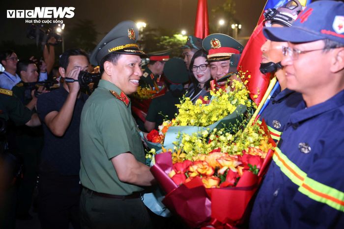 Thứ trưởng Bộ Công an Lê Văn Tuyến chúc mừng các thành viên trong đoàn hoàn thành xuất sắc nhiệm vụ quốc tế trở về.