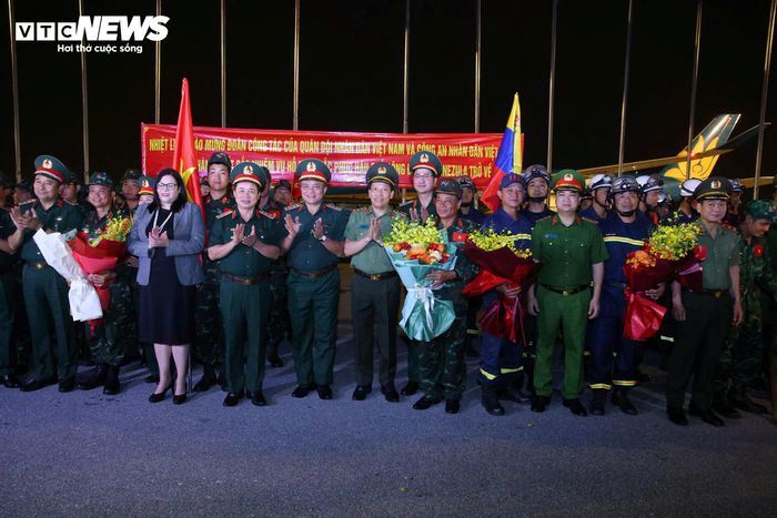 Lãnh đạo Bộ Công an, Bộ Quốc phòng cùng đồng đội chờ đón 124 cán bộ, chiến sĩ Đoàn CNCH Việt Nam trở về nước.
