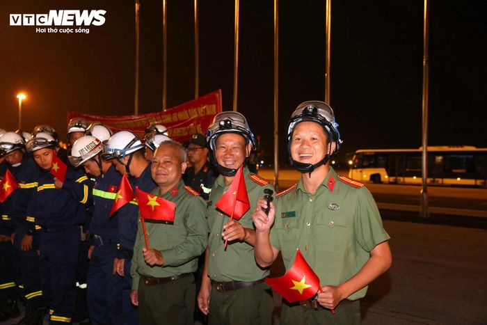 Đây là lần thứ ba Việt Nam đưa lực lượng, phương tiện ra nước ngoài thực hiện nhiệm vụ hỗ trợ nhân đạo, cứu trợ thảm họa. Trong số này, nhiều cán bộ từng tham gia hỗ trợ người dân Thổ Nhĩ Kỳ, Myanmar khắc phục thảm họa động đất năm 2023 và năm 2025.