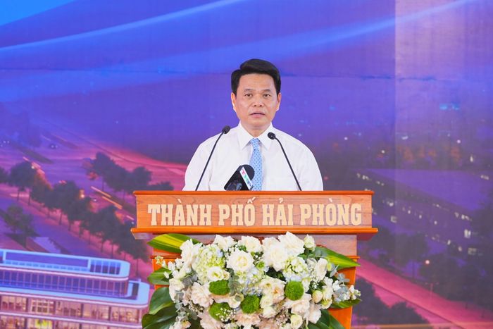 Ông Lê Ngọc Châu - Ủy viên Trung ương Đảng, Bí thư Thành ủy, Trưởng Đoàn đại biểu Quốc hội thành phố - phát biểu chỉ đạo tại Lễ bàn giao.