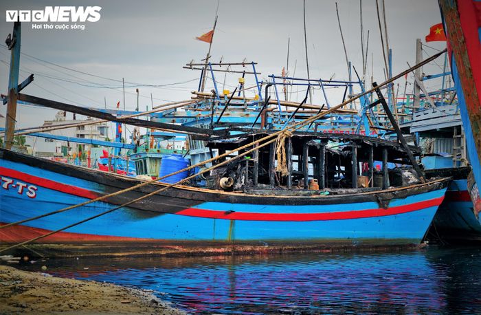 Tại hiện trường, cụm 6 tàu bị cháy hoàn toàn được lực lượng chức năng tách riêng ra một góc. 2 chiếc tàu cá bị cháy một phần cũng mang những vết sẹo đen nhẻm bên mạn sườn.
