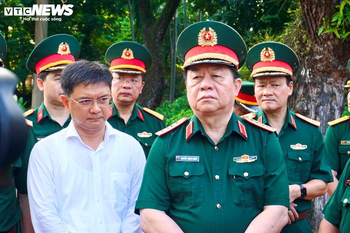 Đại tướng Nguyễn Trọng Nghĩa ghi nhận, biểu dương tinh thần trách nhiệm của các lực lượng trực tiếp làm nhiệm vụ. Đồng thời, nhấn mạnh việc tìm kiếm, quy tập hài cốt liệt sĩ không chỉ là nhiệm vụ chính trị mà còn là trách nhiệm, đạo lý thiêng liêng, thể hiện truyền thống “Uống nước nhớ nguồn”, “Đền ơn đáp nghĩa” của dân tộc.