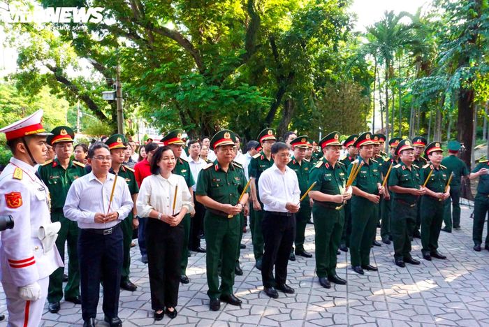 Đại tướng Nguyễn Trọng Nghĩa cùng đoàn công tác dâng hương tại Tượng đài Cố Tổng Bí thư Trần Phú.