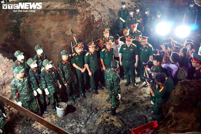Sau lễ dâng hương, Đại tướng Nguyễn Trọng Nghĩa cùng đoàn công tác trực tiếp đến khu vực khai quật tại Công viên Lê Thị Riêng để kiểm tra công tác tìm kiếm, quy tập hài cốt liệt sĩ.