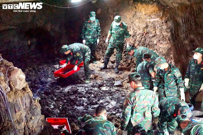 Công tác tìm kiếm, quy tập hài cốt liệt sĩ tại Công viên Lê Thị Riêng sáng 11/7.