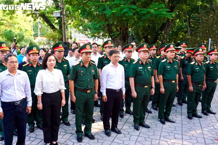 Sau khi trao đổi thông tin, đoàn công tác dâng hương tại Tượng đài Cố Tổng Bí thư Trần Phú, Nhà bia tưởng niệm các Anh hùng liệt sĩ hy sinh trong cuộc Tổng tiến công và nổi dậy Tết Mậu Thân 1968, nơi thờ Anh hùng liệt sĩ Lê Thị Riêng và Nhà quàn hài cốt liệt sĩ.