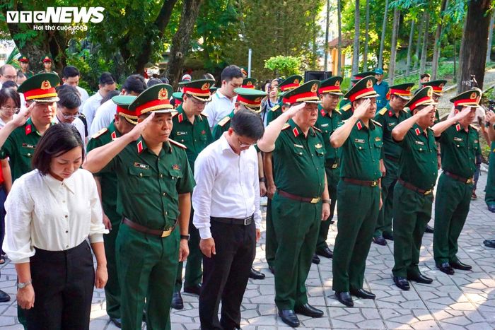 Các đại biểu dành phút mặc niệm tưởng nhớ các anh hùng liệt sĩ đã hy sinh vì độc lập, tự do dân tộc.