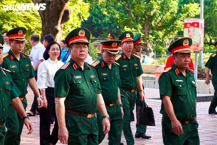 Sáng 11/7, Đoàn công tác do Đại tướng Nguyễn Trọng Nghĩa - Ủy viên Bộ Chính trị, Bí thư Trung ương Đảng, Chủ nhiệm Tổng cục Chính trị Quân đội nhân dân Việt Nam - làm trưởng đoàn đã đến dâng hoa, dâng hương và kiểm tra công tác tìm kiếm, quy tập hài cốt liệt sĩ tại Công viên Lê Thị Riêng (TP.HCM).