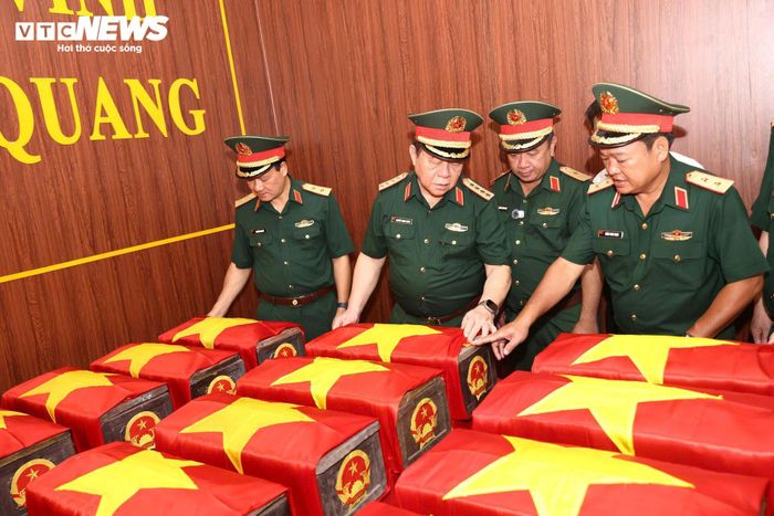 Trước khi kết thúc buổi làm việc, Đại tướng Nguyễn Trọng Nghĩa kiểm tra khu vực bảo quản hài cốt liệt sĩ đã được tìm thấy. Tại đây, hài cốt liệt sĩ được cẩn thận đựng trong quách, phủ cờ Tổ quốc trang nghiêm trước khi thực hiện các bước giám định, lưu giữ và xác minh danh tính.