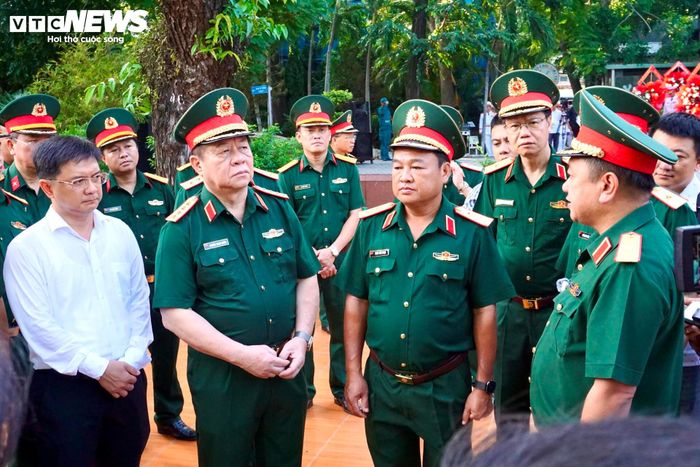 Báo cáo với đoàn công tác, Thiếu tướng Nguyễn Thành Trung - Chính ủy Bộ Tư lệnh TP.HCM cho biết, việc cất bốc tìm hài cốt liệt sĩ tại Công viên Lê Thị Riêng được thực hiện tỉ mỉ theo từng lớp đất. Mỗi bộ hài cốt hoặc phần hài cốt riêng lẻ đều được đặt trong quách riêng để giám định ADN.