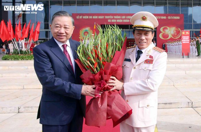 Sáng 11/7, Bộ Công an tổ chức lễ kỷ niệm 80 năm Ngày truyền thống lực lượng An ninh nhân dân và đón nhận Huân chương Sao vàng. Tổng Bí thư, Chủ tịch nước Tô Lâm đến dự, chúc mừng lực lượng An ninh nhân dân. Đại tướng Lương Tam Quang, Bộ trưởng Bộ Công an chào đón Tổng Bí thư, Chủ tịch nước Tô Lâm tới dự lễ kỷ niệm.