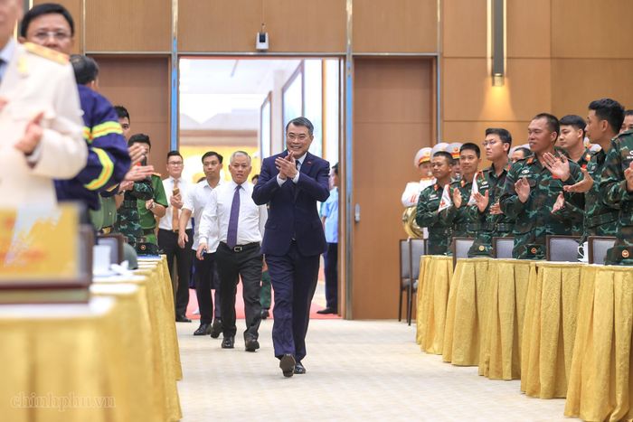 Thủ tướng Lê Minh Hưng đến dự lễ tuyên dương đoàn Quân đội Nhân dân Việt Nam và Công an Nnhân dân Việt Nam hỗ trợ Venezuela khắc phục hậu quả động đất hoàn thành nhiệm vụ trở về nước. (Ảnh: VGP)