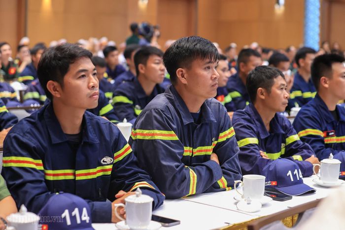 Các chiến sĩ Công an Nhân dân tham gia đoàn công tác. (Ảnh: VGP)