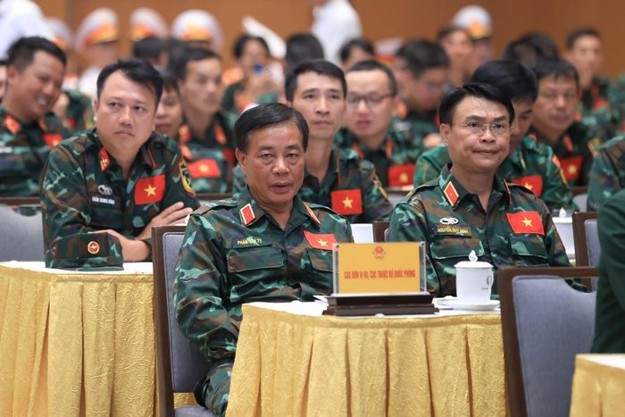 Thiếu tướng Phạm Văn Tỵ, Phó cục trưởng Cục Cứu hộ - Cứu nạn, Bộ Tổng Tham mưu QĐND Việt Nam, Trưởng đoàn công tác (ngoài cùng bên trái). (Ảnh: VGP)