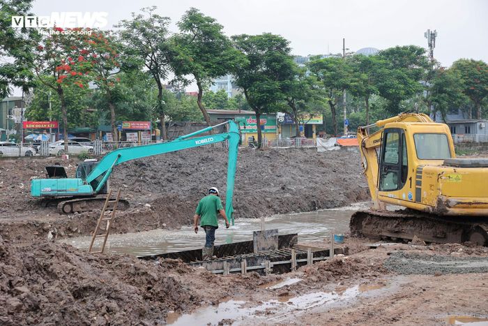 Nhiều máy móc, thiết bị cùng công nhân được huy động để hoàn thiện hệ thống kè bê tông tại đoạn gần trạm bơm Yên Sở, trong khi công tác nạo vét lòng sông cũng được triển khai đồng thời nhằm bảo đảm tiến độ.