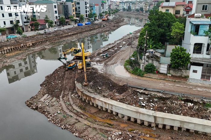 Đây là tuyến tiêu thoát nước quan trọng của Hà Nội, tiếp nhận nước từ nhiều khu vực trước khi đưa về trạm bơm để xả ra ngoài.