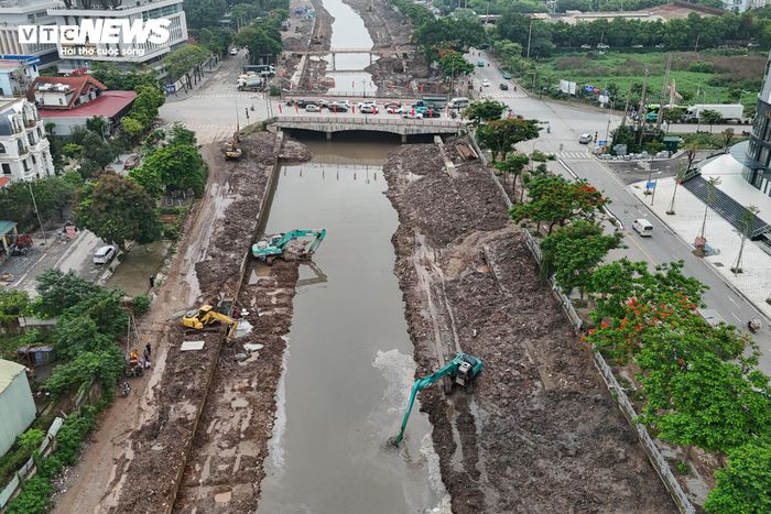Nhà thầu đang tập trung thực hiện những phần việc cuối cùng như nạo vét lòng sông, thanh thải vật cản và hoàn thiện các hạng mục phụ trợ.