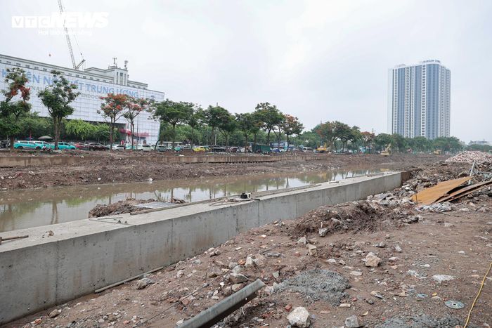 Theo ghi nhận của phóng viên Báo Điện tử VTC News, công trường vẫn đang được thi công khẩn trương. 