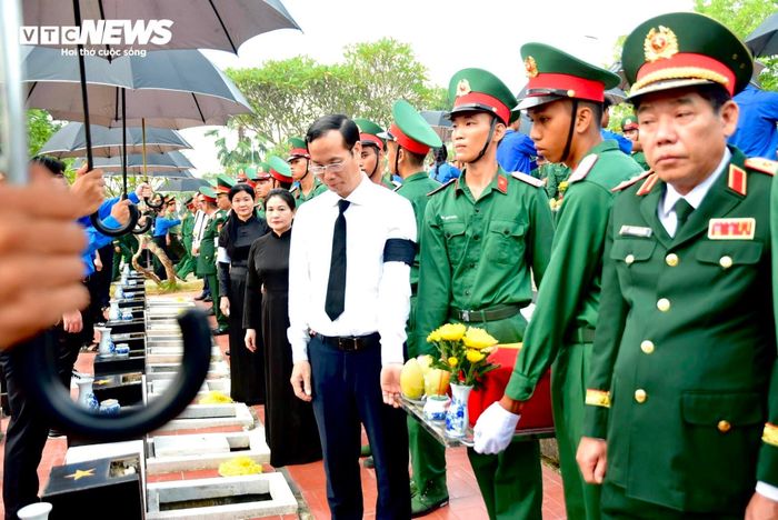 Phó Thủ tướng Nguyễn Văn Thắng, Thượng tướng Nguyễn Văn Gấu truy điệu, an táng 63 hài cốt liệt sĩ.