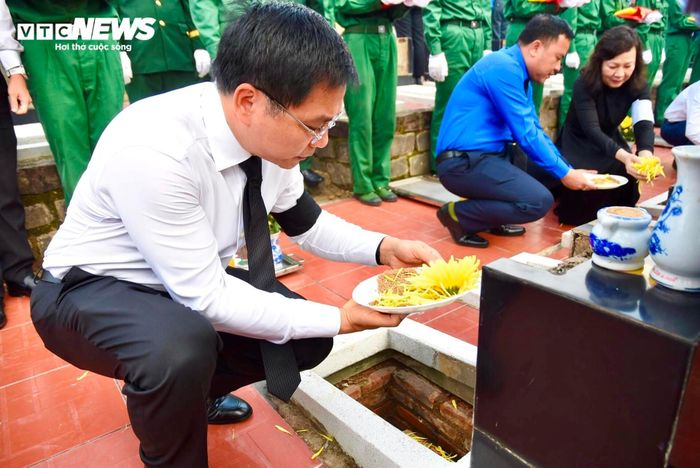 Phó Thủ tướng Nguyễn Văn Thắng rải hoa, tiễn đưa các Anh hùng liệt sĩ.