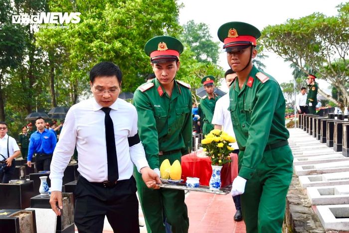 Phó Thủ tướng Nguyễn Văn Thắng đưa hài cốt liệt sĩ đến nơi an táng.
