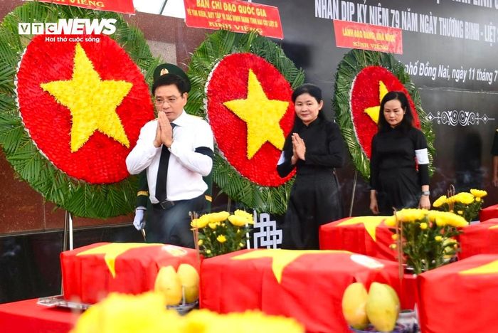Phó Thủ tướng Nguyễn Văn Thắng; Thượng tướng Nguyễn Văn Gấu, Thứ trưởng Bộ Quốc phòng; Chủ tịch HĐND TP Đồng Nai Tôn Ngọc Hạnh cùng lãnh đạo các bộ, ngành Trung ương, Quân khu 7, lãnh đạo địa phương và đông đảo người dân cùng tham dự buổi lễ trang trọng này.