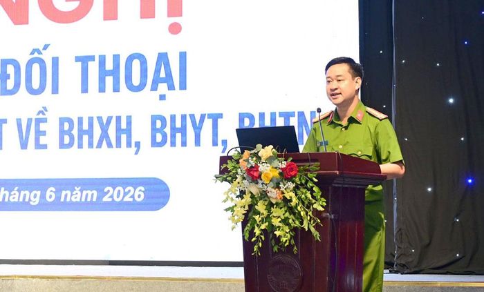 Thượng tá Phạm Song Sơn - Phó trưởng Phòng Cảnh sát kinh tế Công an TP Hải Phòng - trao đổi thực tiễn, cảnh báo các hành vi vi phạm phổ biến.