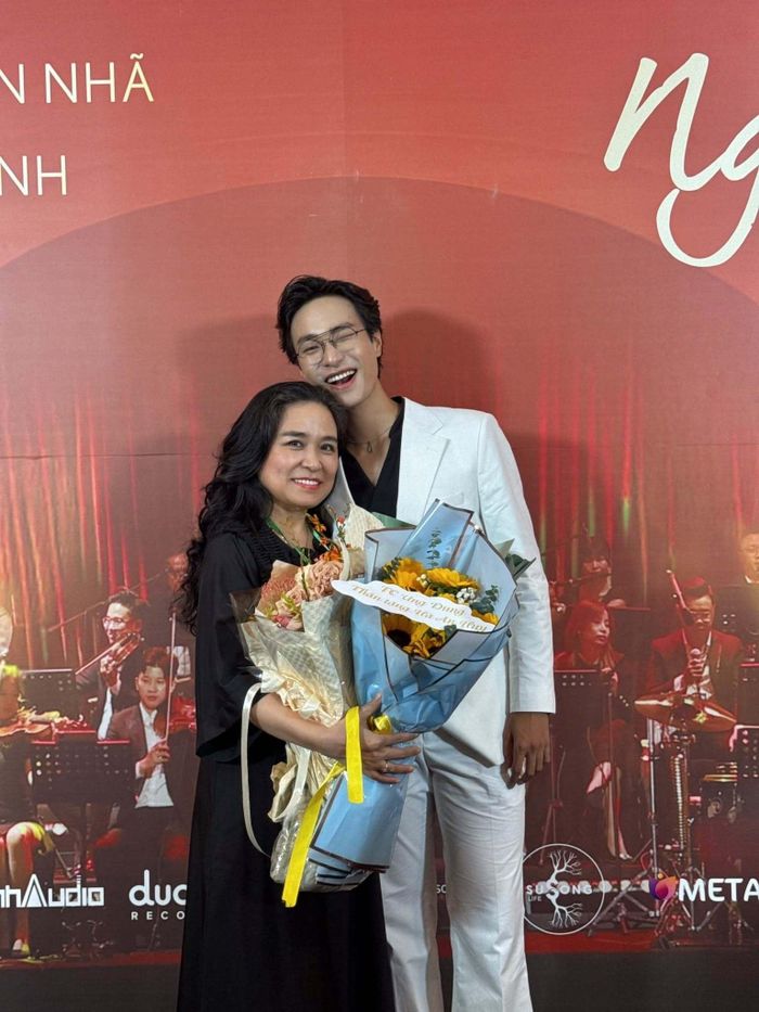 Nữ nghệ sĩ luôn sát cánh cùng con trên hành trình làm nghề.