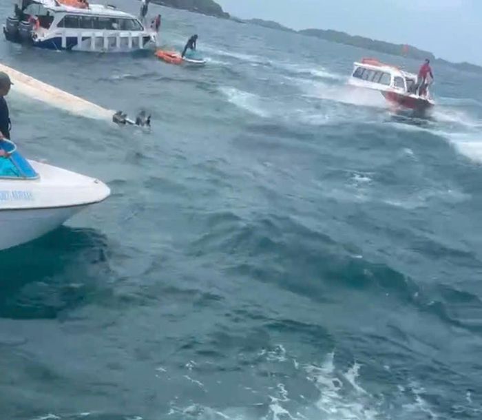 Hiện trường vụ việc ca nô chở 32 du khách cùng 3 thành viên tổ lái và 1 tiếp viên từ Hòn Mây Rút về cảng An Thới lật up khi mới rời Hòn Mây Rút Ngoài hơn nửa cây số.