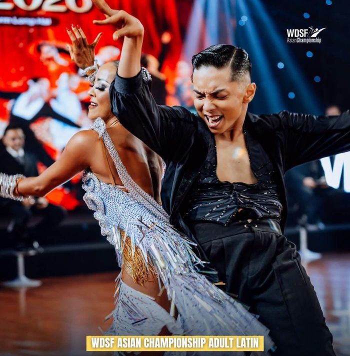 Cặp vận động viên Phan Hiển - Thu Hương xuất sắc giành 2 Huy chương vàng ở các nội dung Pasodoble và Jive. Ảnh BTC