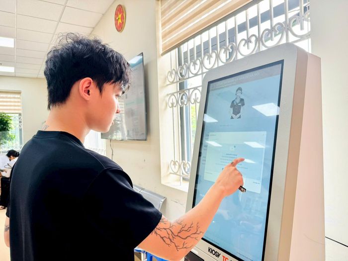 Anh Huy cho biết: Điều khiến anh ấn tượng không chỉ là sự thay đổi về quy trình mà còn là cách phục vụ của đội ngũ cán bộ. Ảnh: Hồng Nhung