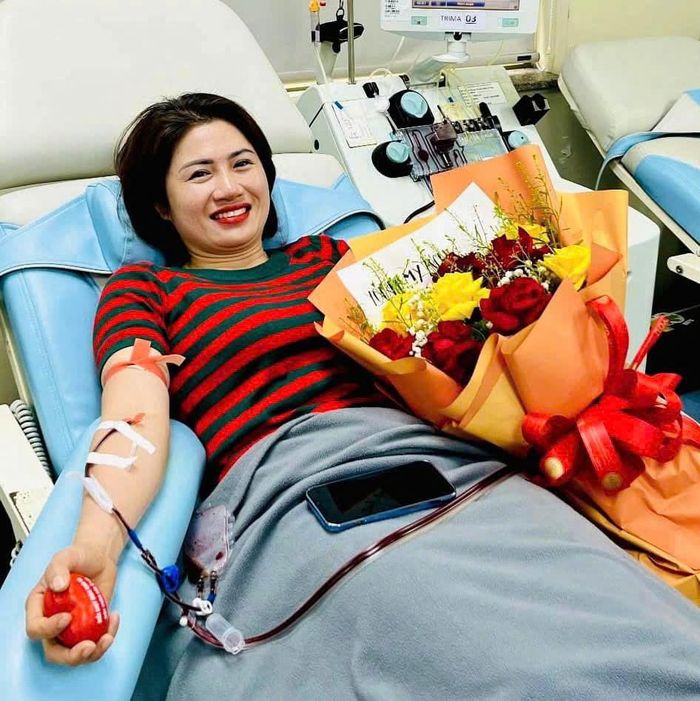 Với chị Hà, "một giọt máu cho đi, một sự sống ở lại" khiến chị duy trì công tác hiến máu nhân đạo suốt 20 năm qua. Ảnh: NVCC