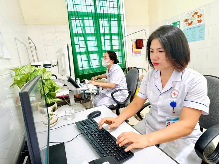 Không chỉ tận tụy trong công việc chuyên môn, chị Hà còn luôn nêu cao tinh thần trách nhiệm với cộng đồng. Ảnh: Hồng Nhung