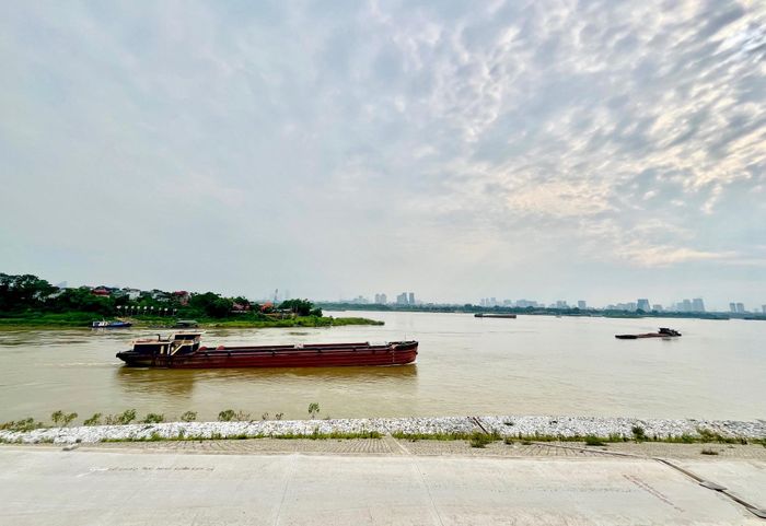 Mực nước sông Hồng dự kiến sẽ biến đổi khi hồ chứa thủy điện Hòa Bình xả lũ. Ảnh: Tùng Nguyễn