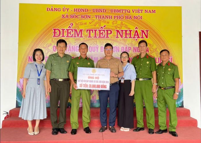 Hội Cựu Công an xã Sóc Sơn ủng hộ Quỹ "Đền ơn đáp nghĩa". Ảnh: CTV.