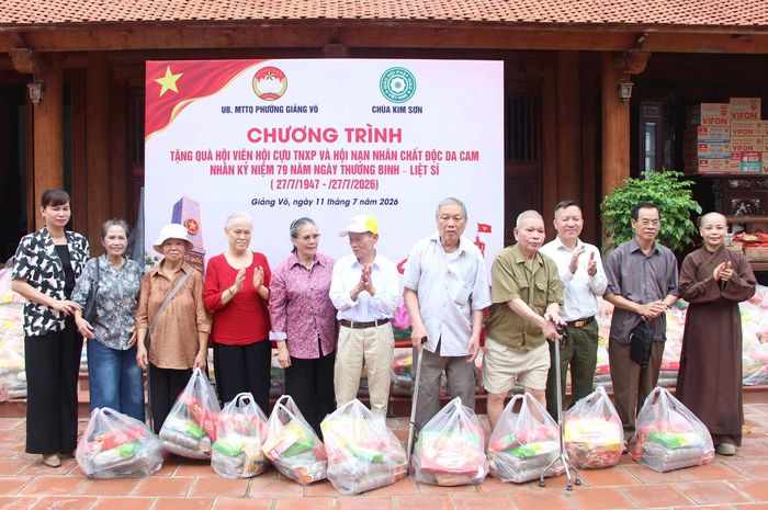 Ban tổ chức đã dành tặng 100 suất quà tặng cựu thanh niên xung phong và nạn nhân chất độc da cam. Ảnh: MH
