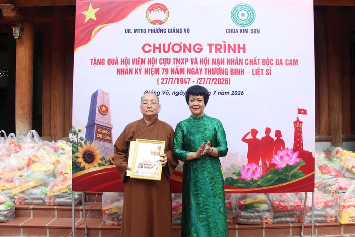 Vinh danh “Gương sáng việc thiện” trong công tác an sinh xã hội với Ni trưởng Thích Đàm Tiến, Trụ trì chùa Kim Sơn. Ảnh: MH