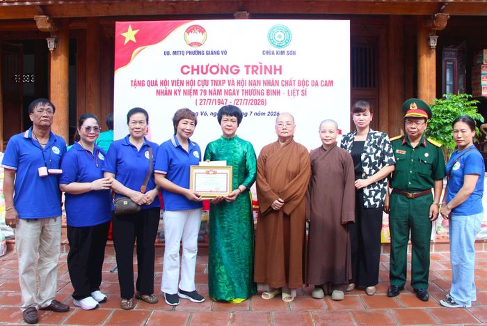 Ủy ban Mặt trận Tổ quốc Việt Nam phường Giảng Võ tặng Giấy khen cho phật tử hảo tâm chùa Kim Sơn. Ảnh: MH
