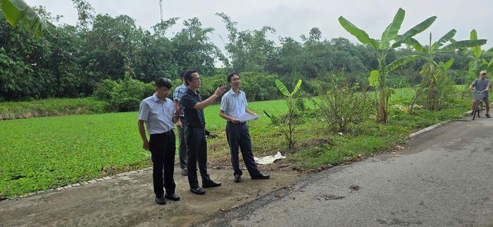 Lãnh đạo xã Thuận An kiểm tra tại hiện trường dự án. Ảnh: Vân Thư
