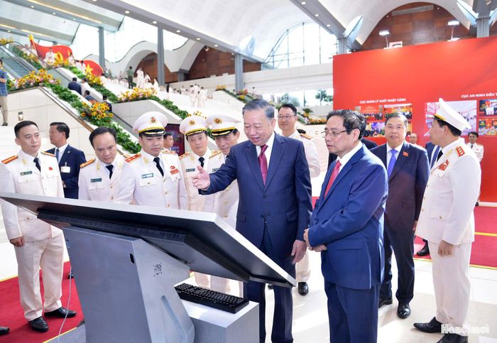 Tổng Bí thư, Chủ tịch nước Tô Lâm và nguyên Thủ tướng Chính phủ Phạm Minh Chính tham quan triển lãm tại buổi lễ.