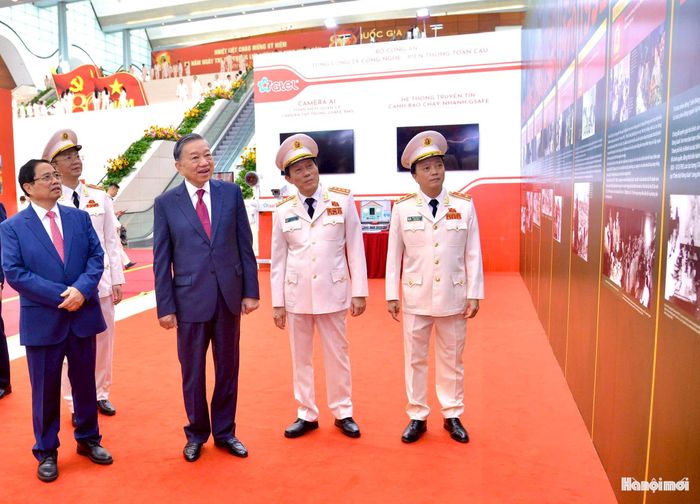 Tổng Bí thư, Chủ tịch nước Tô Lâm và các đại biểu tham quan trưng bày những hình ảnh về lực lượng An ninh nhân dân.