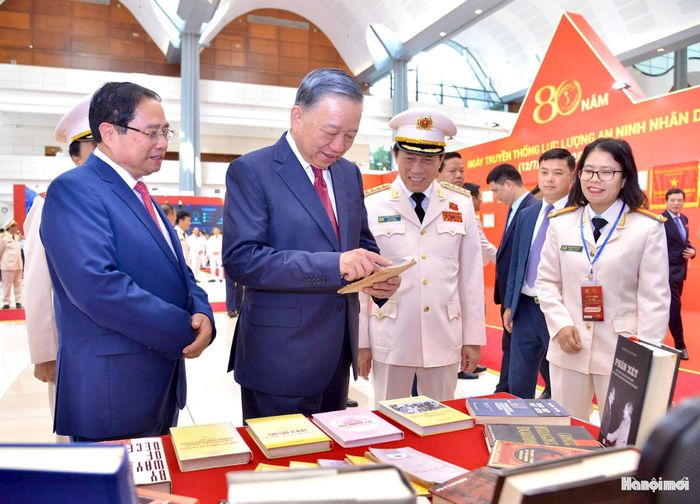 Tổng Bí thư, Chủ tịch nước Tô Lâm và các đại biểu tham quan triển lãm tại buổi lễ.