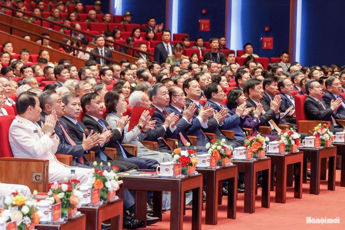 Các đồng chí lãnh đạo, nguyên lãnh đạo Đảng, Nhà nước dự buổi lễ.