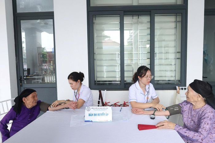 Đối tượng chính sách được khám nội tổng quát, khám ngoại và khám chuyên khoa. Ảnh: PV