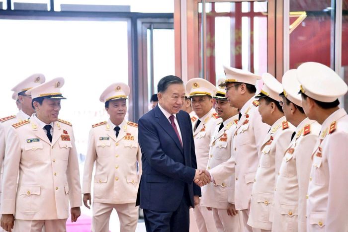 Tổng Bí thư, Chủ tịch nước Tô Lâm với các tướng lĩnh, sĩ quan Công an nhân dân tại lễ kỷ niệm. Ảnh: Viết Thành